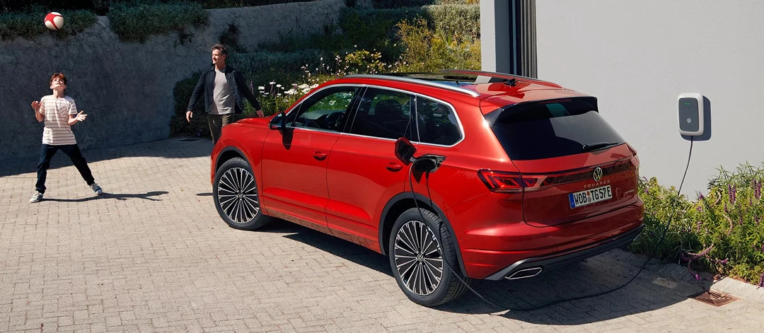 Touareg eHybrid. Twice the drive. Twice the fun1